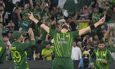 Shaheen Afridi bowls Alex Hales alt=