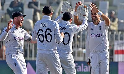 England's James Anderson celebrates with his teammates after taking the wicket of Pakistan's Imam-ul-Haq alt=