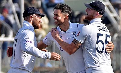 England's James Anderson celebrates with his teammates after taking the wicket of Pakistan's Mohammad Rizwan alt=
