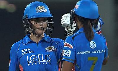 Mumbai Indians Ameila Kerr and Harmanpreet Kaur