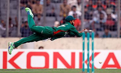 Bangladesh's Towhid Hridoy dives as he attempts to catch the ball off England's Dawid Malan alt=