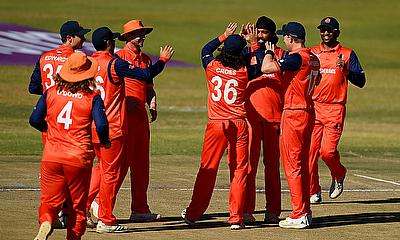 Vikram Singh of Netherlands celebrates with teammates alt=