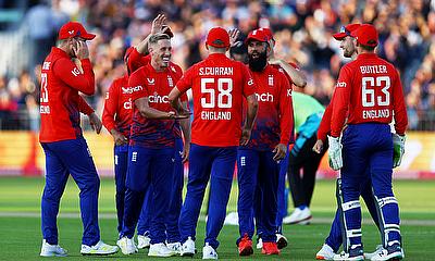 England's Sam Curran celebrates with teammates after taking a catch to dismiss New Zealand's Glenn Phillips alt=