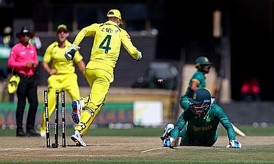 Australia's Alex Carey celebrates after the wicket of South Africa's Rassie van der Dussen, run out by Marcus Stoinis alt=