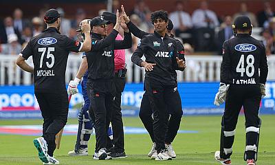 New Zealand's Glenn Phillips celebrates with teammates alt=