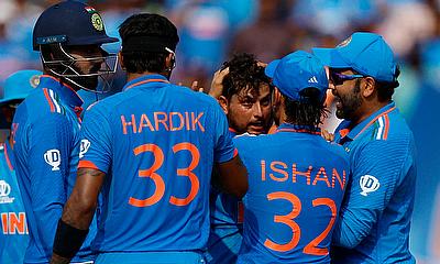 India's Kuldeep Yadav celebrates with teammates after taking the wicket of Australia's David Warner alt=