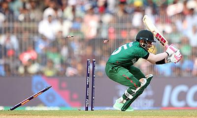 Bangladesh's Mushfiqur Rahim is bowled out by New Zealand's Matt Henry alt=
