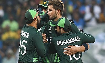 Pakistan's Shaheen Afridi celebrates with teammates the wicket of Australia's Josh Hazlewood alt=