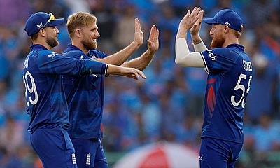 England's David Willey celebrates with Ben Stokes and Dawid Malan after taking the wicket of India's KL Rahu alt=