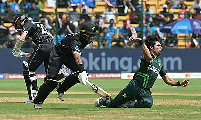 Pakistan's Mohammad Wasim attempts to run out New Zealand's Rachin Ravindra alt=
