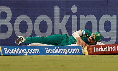 South Africa's Tabraiz Shamsi unsuccessfully attempts to save a boundary alt=