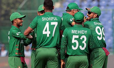 Bangladesh's Shoriful Islam celebrates the wicket of Sri Lanka's Kusal Perera with teammates alt=