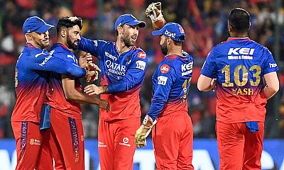Royal Challengers Bengaluru's Mohammed Siraj celebrates with teammates alt=