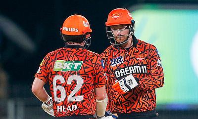 Sunrisers Hyderabad's Heinrich Klaasen chats with teammate Travis Head alt=