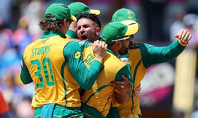 South Africa's Keshav Maharaj with teammates celebrate taking the wicket of India's Rishabh Pant alt=