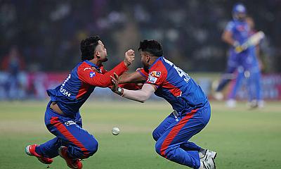 Delhi Capitals' Mukesh Kumar and Delhi Capitals' Ashutosh Sharma collide alt=
