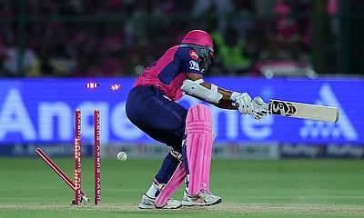 Rajasthan Royals' Yashasvi Jaiswal is bowled out by Lucknow Super Giants' Avesh Khan alt=