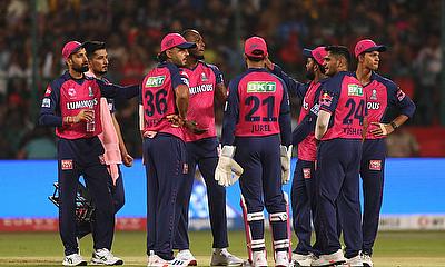 Rajasthan Royals players celebrate the wicket of Royal Challengers Bengaluru's Virat Kohli alt=