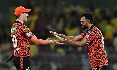 Sunrisers Hyderabad's Jaydev Unadkat celebrates with Pat Cummins alt=