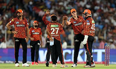 Sunrisers Hyderabad's Heinrich Klaasen celebrates with teammates after taking a catch to dismiss Gujarat Titans' Sai Sudharsan off the bowling of Sunrisers Hyderabad's Zeeshan Ansari alt=