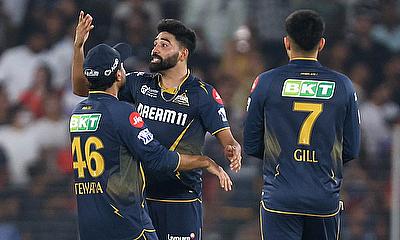 Gujarat Titans' Mohammed Siraj celebrates with teammates after taking a catch to dismiss Sunrisers Hyderabad's Abhishek Sharma off the bowling of Gujarat Titans' Ishant Sharma alt=