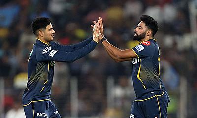 Gujarat Titans' Mohammed Siraj celebrates with Gujarat Titans' Shubman Gill after taking the wicket of Sunrisers Hyderabad's Kamindu Mendis caught out by Gujarat Titans' Jos Buttler alt=