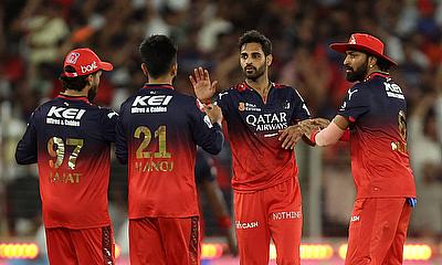 Royal Challengers Bengaluru's Bhuvneshwar Kumar celebrates with teammates the wicket of Punjab Kings' Marcus Stoinis alt=